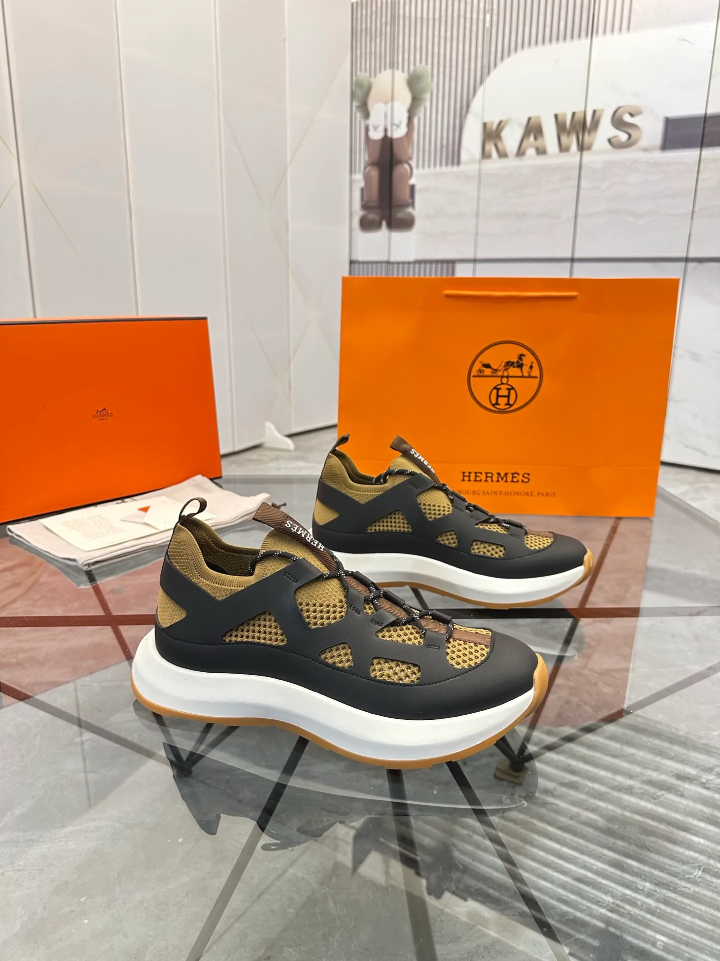 Men's shoes for sale 💰: 💰P660¥ High-end top quality Product trademark: Hermes *"Hermès*" low-top casual shoes Regular size: 38-45 (can be customized to 46) Product materials: upper imported first-layer cowhide stitched with original fabric, original rubber sheet, breathable lining, cowhide foot pads, original outsole. No.: 001